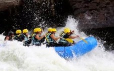 Wildwasser-Rafting in der Schweiz